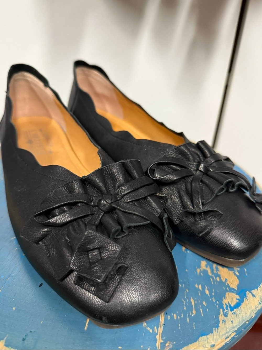New L’Atiste Women's black Leather Bow Flats - fall trend. Great with jeans!